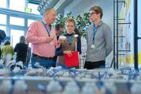 Jonas und die Jury beim Jugend-forscht-Regionawettbewerb in Bitterfeld (Foto: Rempe).