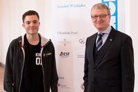 Selim Dridi hat nach dem Besuch der Oranienschule ein einjähriges kaufmännisches Praktikum gemacht.  Hier ist er mit seinem Mentor Jürgen Funk (Foto: HessenChemie).