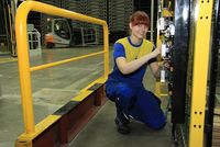 Nina in der Fertigungshalle bei Michelin. (Foto: Dalheimer)