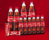 Chemie machts möglich: Das Coca-Cola-Etikett haftet hervorragend (Foto: Coca Cola Deutschland).