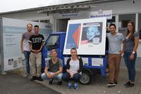 Das Azubi-Team der Pfalzfarben vor dem Werkverkauf (Foto: Südwest).