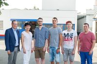 Jüngster Nachwuchs bei Jansen: Eike, Felix und Pascal beginnen ihre Berufsausbildung in der Lackindustrie. Sie wurden begrüßt von Geschäftsführer Peter Jansen, Gesellschafterin Alexandra Bardjasteh und dem Chemikanten-Ausbilder Florian Thelen.