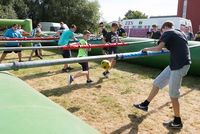 Die Schülerinnen und Schüler können sich entspannt auf dem regioCAMP über die beruflichen Möglichkeiten im Raum Hundsrück informieren (Foto: Werk).