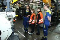 Michelin ist eines der Unternehmen, die am Girls´Day teilnehmen. Hier zeigt eine Azubine im Jahr 2014 die Reifen-Produktion (Foto: Michelin).