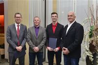 Stolzer Azubi mit seinen Ausbildern Wolfgang Schmitt (2.v.l.) und Andreas Hoh (r.) und dem Standortleiter Dr. Robert Weber (l.). (Foto: Uwe Feuerbach/Evonik)